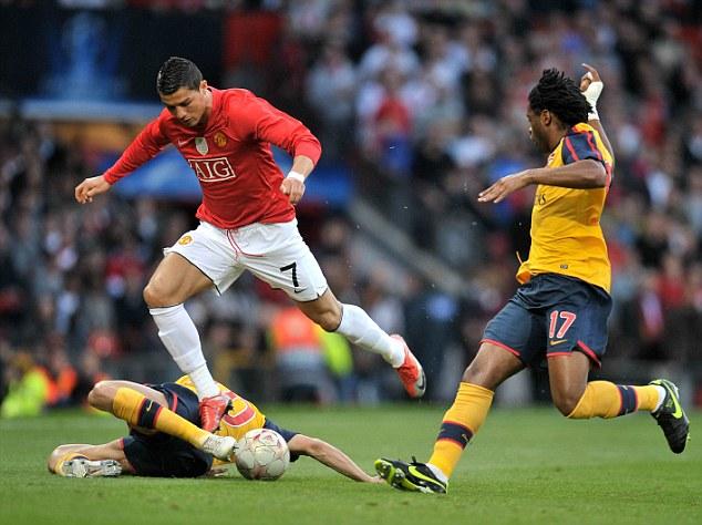 上海市政府向海港赠送冠军贺礼：木雕雄鹰和冠军奖杯刺绣